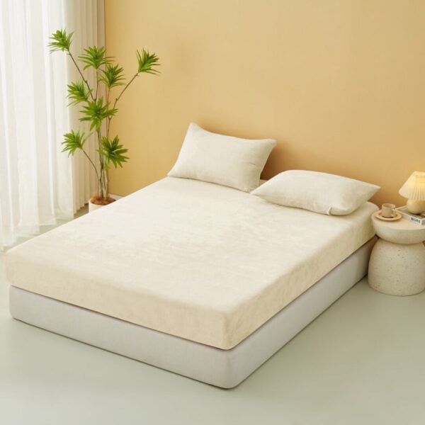 Велюрове простирадло на резинці – молочне