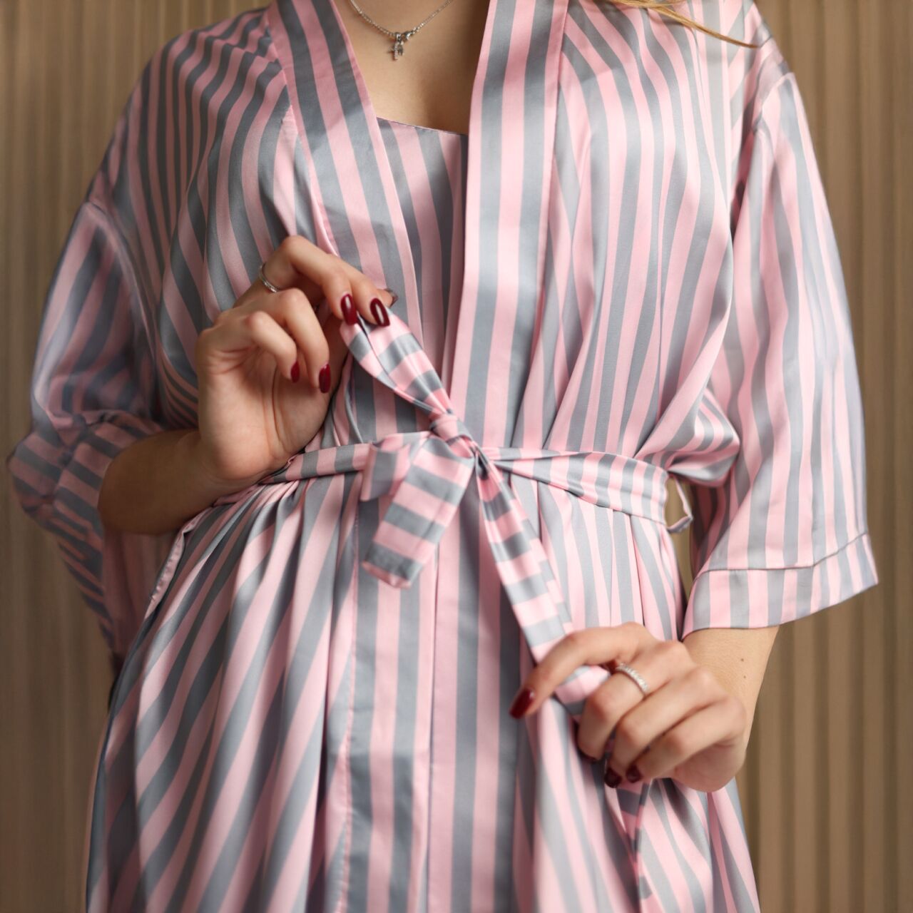 Жіночий шовковий нічний комплект «mango» - перлинна смужка - photo-2 Жіночий шовковий нічний комплект «mango» - перлинна смужка - photo-2