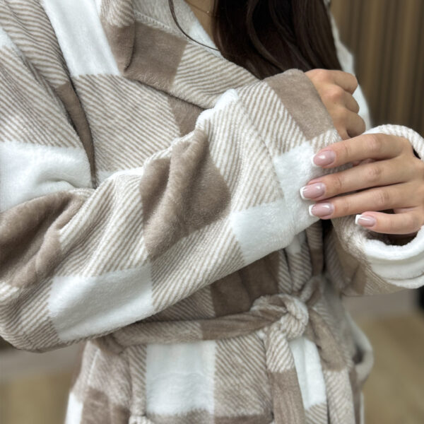 Жіночий плюш-халат – беж-клітинка